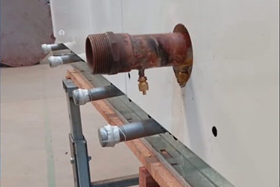 Válvula Schrader de cobre instalada na lateral do equipamento para medição de pressão