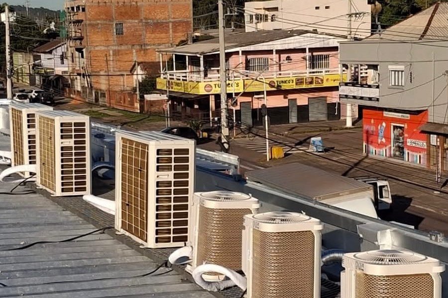 Parque de condensadoras instalado na cobertura do prédio comercial em Esteio