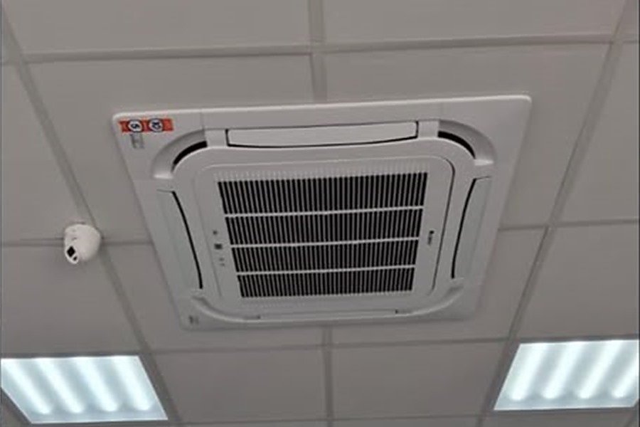 Cassete de teto instalada sobre o corredor da loja de conveniência