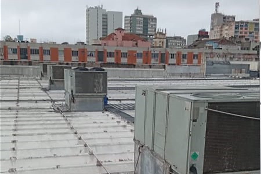 Rooftops sobre a cobertura do hipermercado com a cidade de Santa Maria ao fundo